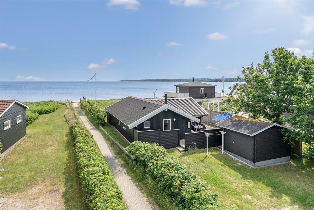 Sommerhus til 7 personer ved Høll